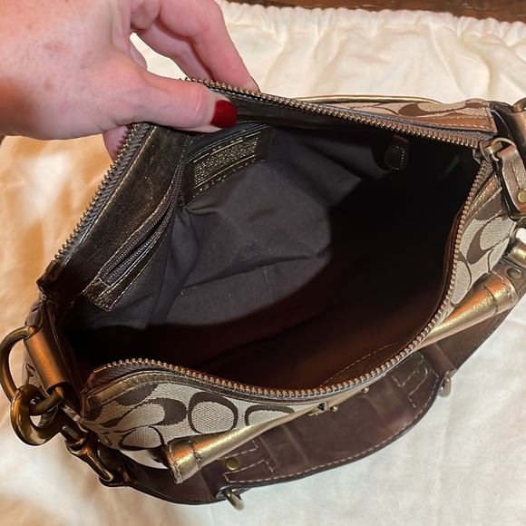 Coach shoulder bag. monogram, brown suede, gold leather, brass metal - Picture 5 of 6